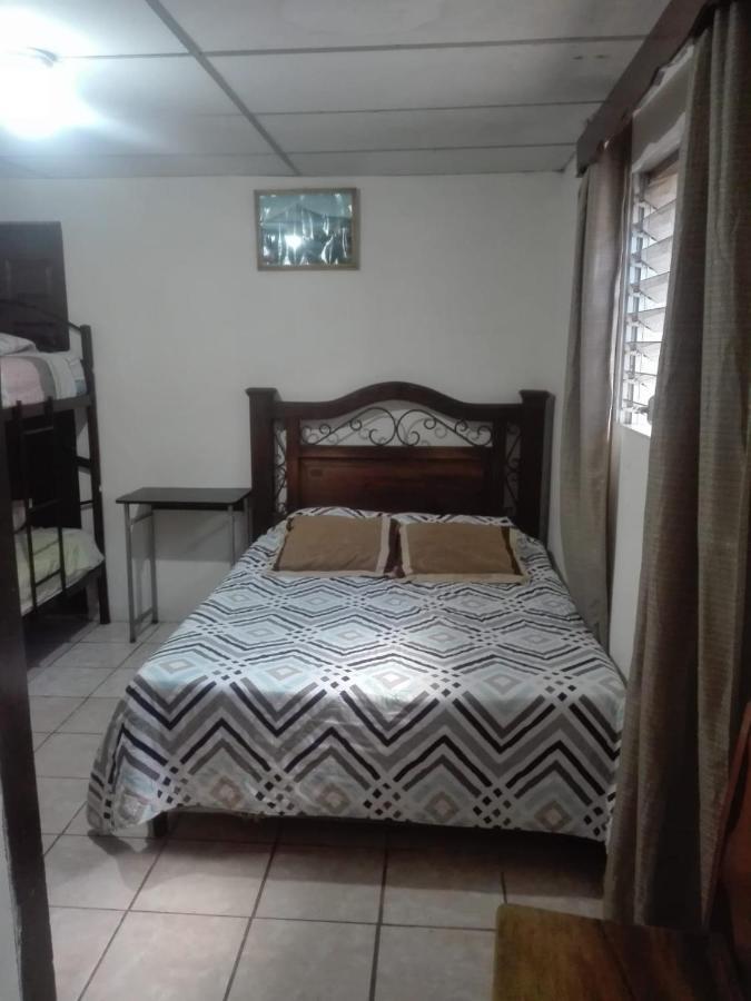 Huellas Hostal 危地马拉安地瓜 外观 照片